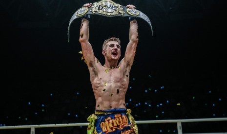 Jonathan Haggerty mengangkat sabuk juara ONE Flyweight Muay Thai World Champion di Istora Senayan, Jakarta, Jumat (3/5).