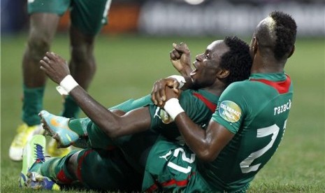 Jonathan Pitroipa (kiri), pemain timnas Burkina Faso, melakukan selebrasi bersama Abdou Razack Traore usai menjebol gawang Togo di babak perempat final Piala Afrika 2013 di Stadion Mbombel, Nelspruit, Afrika Selatan, Ahad (3/2). 