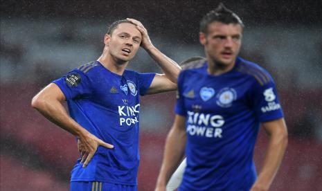 Jonny Evans (kiri) dan kapten Leicester City Jamie Vardy.