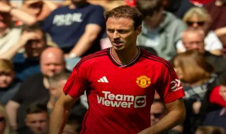 Bek Manchester United (MU), Jonny Evans, yang sempat diminati pelatih Manchester City, Pep Guardiola.