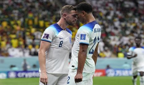 Jordan Henderson dari Inggris merayakan gol dengan rekan setimnya Jude Bellingham, setelah mencetak gol pertama timnya selama pertandingan sepak bola babak 16 besar Piala Dunia 2022 antara Inggris dan Senegal, di Stadion Al Bayt di Al Khor, Qatar, Ahad, 4 Desember 2022.