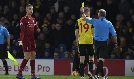 Jordan Henderson (kiri) saat menerima kartu kuning kedua dan kemudian kartu merah.