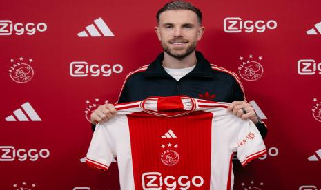 Jordan Henderson memamerkan kostum Ajax.