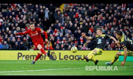 Jordan Henderson menceploskan gpl kedua Liverpool ke gawang Southampton pada laga antara Liverpool melawan Southampton di Stadion Anfield, Liverpool, Ahad (2/2) dini hari. 