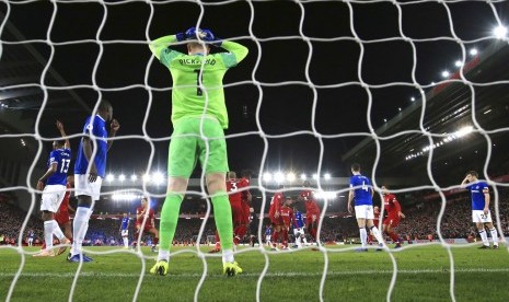 Jordan Pickford (hijau) menyesali kesalahannya yang berbuah gol Liverpool.