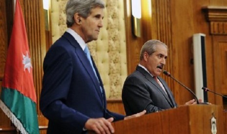 Menlu Yordania, Nasser Judeh, bersama Menlu AS, John Kerry di Amman. 