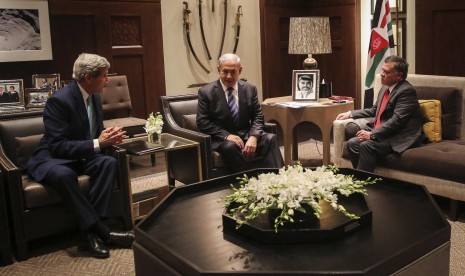 Jordan's King Abdullah (R) meets with U.S. Secretary of State John Kerry (L) and Israeli Prime Minister Benjamin Netanyahu (C) at the Royal Palace in Amman November 13, 2014.