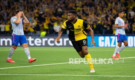  Jordan Siebatcheu dari Young Boys, tengah, merayakan setelah mencetak gol pada pertandingan sepak bola grup F Liga Champions antara BSC Young Boys dan Manchester United, di stadion Wankdorf di Bern, Swiss, Selasa, Rabu (15/9) dini hari WIB. 