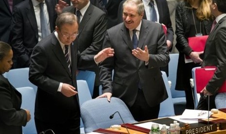 Jordanian Foreign Minister and President of the United Nations Security Council Nasser Judeh (right) has a conversation with UN Secretary-General Ban Ki-moon as the Security Council meeting began at UN headquarters, Monday, Jan. 20, 2014. 