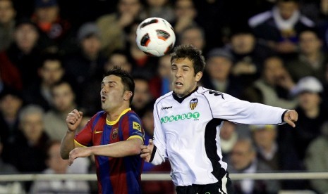 Jordi Alba (kanan) berduel dengan striker Barcelona David Villa