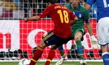 Jordi Alba mencetak gol kedua Spanyol melawan Italia di Partai Final Piala Eropa 2012, Senin (2/7) dini hari