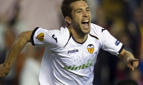 Jordi Alba merayakan golnya yang menjadi gol ketiga untuk Valencia, Kamis (6/4) dini hari WIB. (Foto: AFP) 