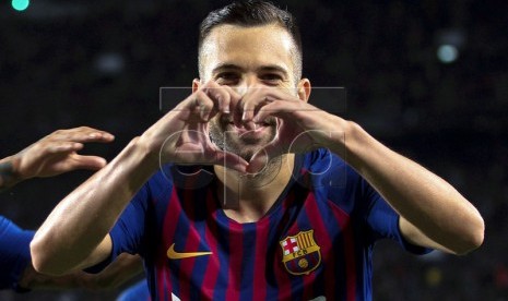 Jordi Alba merayakan kemenangan Barcelona.