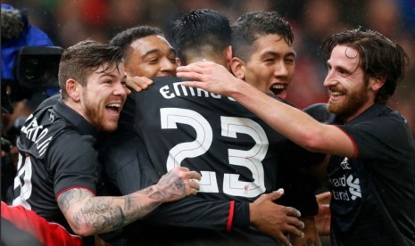 Jordon Ibe (kedua kiri) dipeluk rekan-rekannya usai menjebol gawang Stoke City di Piala Capital One.