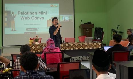 Jordy Lasmana Putra dosen Program Studi (prodi) Informatika Universitas Nusa Mandiri (UNM) sekaligus konten kreator edukasi, hadir sebagai narasumber dalam pelatihan mini web canva. Acara ini diselenggarakan oleh SMAN 55 Jakarta, pada Sabtu 5 Oktober 2024.