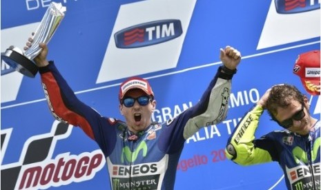 Jorge Lorenzo (kiri) merayakan gelar juara GP Italia.