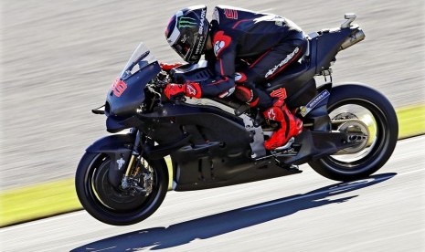 Jorge Lorenzo mengendarai Ducati.