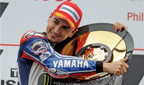 Jorge Lorenzo, pebalap Yamaha Factory Racing asal Spanyol, melakukan selebrasi usai menjuarai seri GP Australia di Sirkuit Phillip Island, Victoria, Ahad (20/10). 