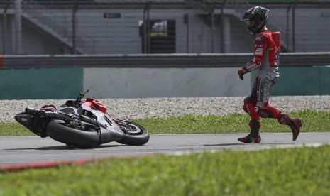 Jorge Lorenzo saat terjatuh dari motor Ducati.