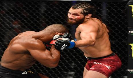 Jorge masvidal (kanan) saat bertarung melawan Kamaru Usman di UFC 251.