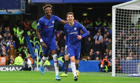 Jorginho dan Michy Batshuayi merayakan gol ke gawang Burnley.