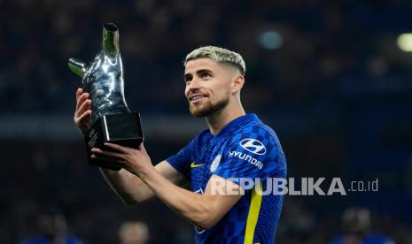  Jorginho dari Chelsea memegang trofi yang dimenangkannya sebagai pemain terbaik UEFA tahun ini.