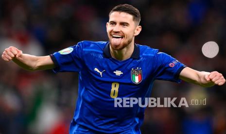 Gelandang Italia Jorginho tampak gembira usai mencetak gol tendangan penalti terakhir selama pertandingan semifinal kejuaraan sepak bola Euro 2020 melawan Spanyol di Stadion Wembley di London, Inggris, Rabu (7/7) dini hari WIB.