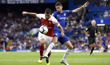 Gelandang Chelsea Jorginho (kanan)