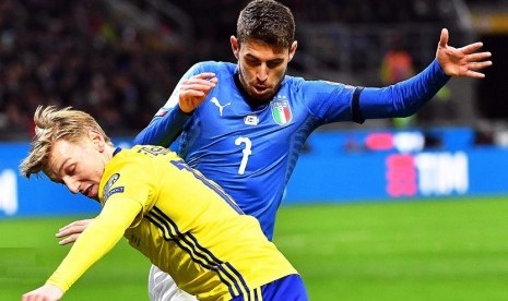 Jorginho (kanan) saat membela timnas Italia.