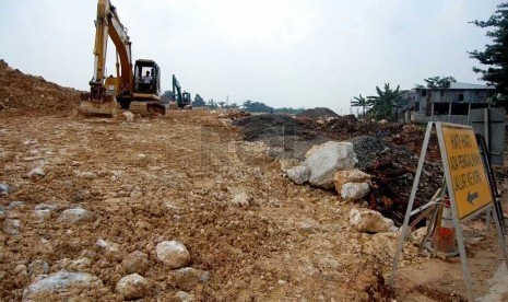 Proyek pembangunan jalan tol JORR W2 di Pesanggrahan, Jakarta Selatan. (foto : Raisan Al Farisi)