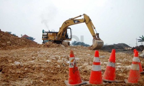 Proyek pembangunan jalan tol JORR W2 di Pesanggrahan, Jakarta Selatan. (foto : Raisan Al Farisi)