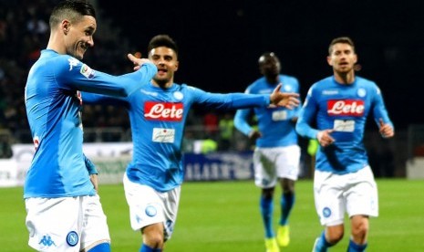 Jose Callejon (kiri) merayakan golnya ke gawang Cagliari bersama sejumlah pemain Napoli.