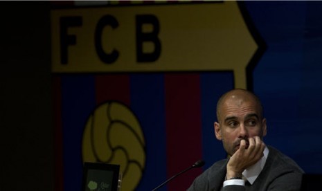  Jose Guardiola, manajer Barcelona, terdiam saat menggelar jumpa pers untuk mengumumkan pengunduran dirinya di Barcelona, Spanyol, Jumat (27/4). 