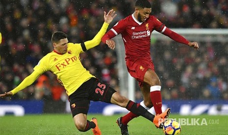 Jose Holebas (kiri) menempel ketat Joe Gomez di Stadion Anfield Liverpool, Inggris.  