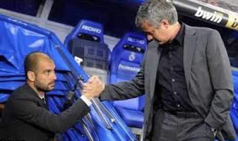 Jose Mourinho berjabat tangan dengan Pep Guardiola saat masih di La Liga lebih dari sedekade lalu. 