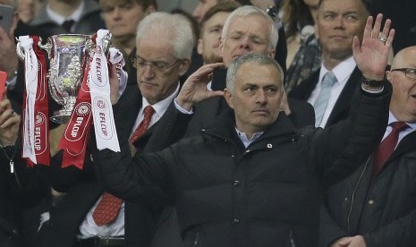 Jose Mourinho bersama trofi Piala Liga Inggris