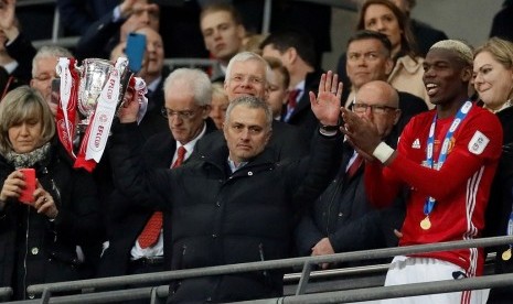 Jose Mourinho bersama trofi Piala Liga Inggris