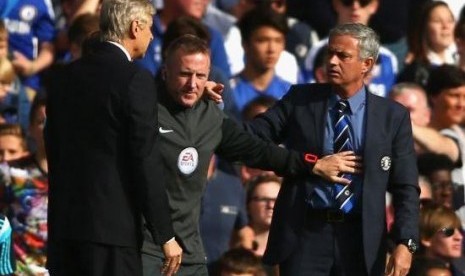 Jose Mourinho dan Arsene Wenger terlibat insiden kecil di tepi lapangan.