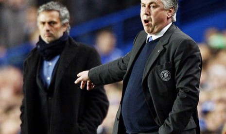 Mantan pelatih Real Madrid Jose Mourinho dan pelatih Real Madrid saat ini, Carlo Ancelotti (kanan).