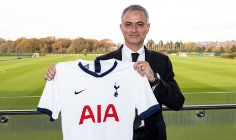 Jose Mourinho dan jersey Tottenham Hotspur.