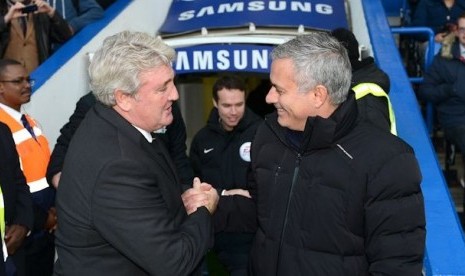 Jose Mourinho (kanan) dan Steve Bruce.