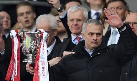 Jose Mourinho dengan trofi Piala Liga Inggris.