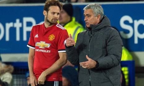 Jose Mourinho (kanan) dan Juan Mata.