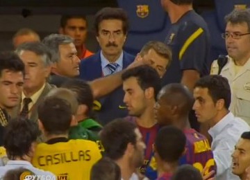 Jose Mourinho (kiri belakang) mencolok mata asisten pelatih Barcelona, Tito Vilanova.