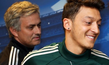 Jose Mourinho (kiri) dan Mesut Oezil saat keduanya masih di Real Madrid pada 2013.