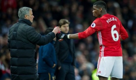 Jose Mourinho (kiri) dan Paul Pogba