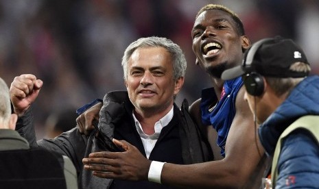 Jose Mourinho (kiri) dan Paul Pogba (kanan).