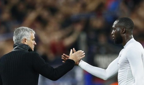 Jose Mourinho (kiri) dan Romelu Lukaku (kanan). Keduanya berpotensi reuni AS Roma. 