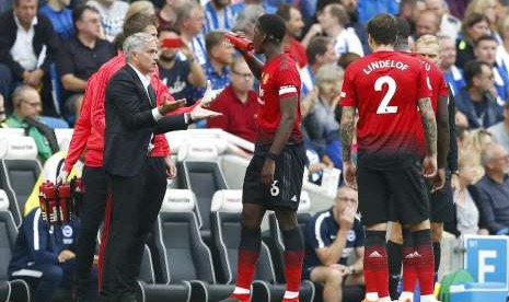 Jose Mourinho (kiri) memberikan instruksi pada pemain Manchester United.