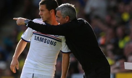 Jose Mourinho memberi instruksi kepada Eden Hazard